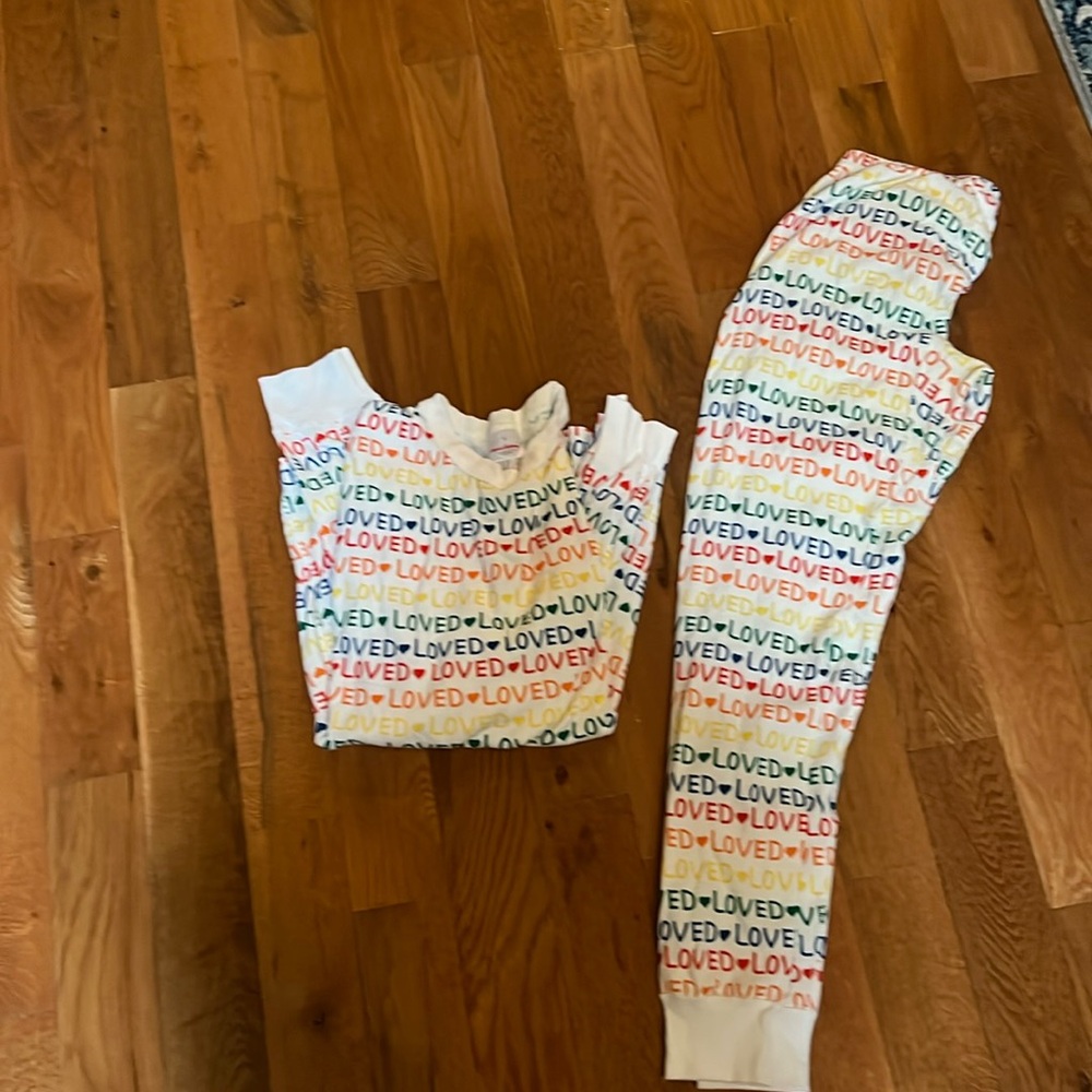 Hanna Anderson LOVED unisex S PJ’s.  Worn once.
